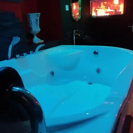 La Obscure Loveroom Jacuzzi Privatif Saint-Amarin