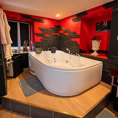 La Obscure Loveroom Jacuzzi Privatif * Saint-Amarin